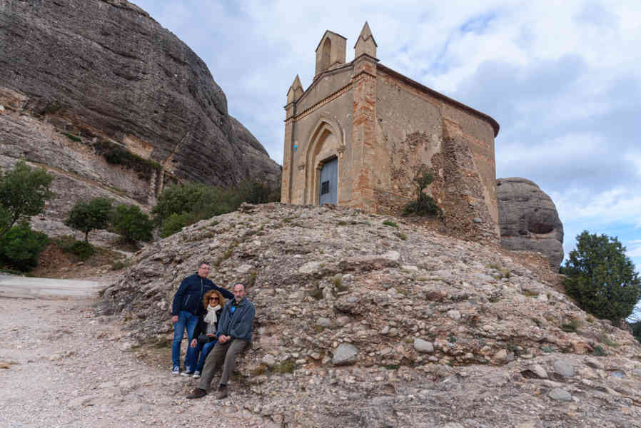 506 - 2022-11-15 - Barcelona - parc natural de la Muntanya de Montserrat - ermita de Sant Joan - Catherine - Philippe y Juan.jpg